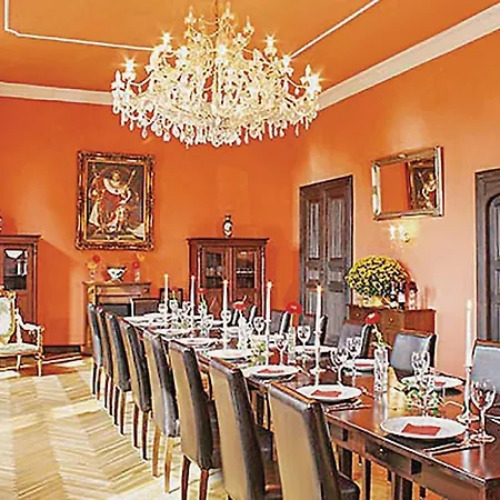 Schloss Mit Pool Отель